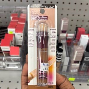 148 Maybelline Eraser Concealer with Berry Tone